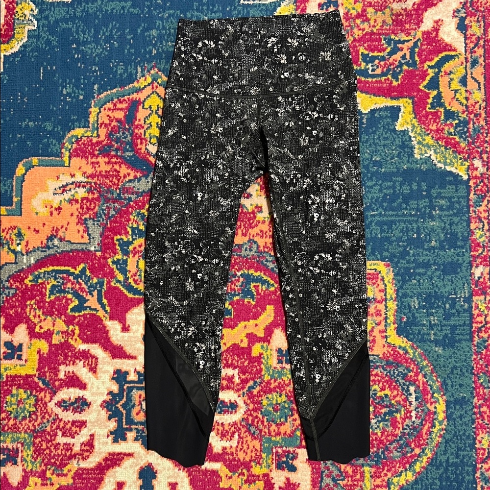 Lululemon Wunder Under Crop high rise 23” inseam black and white scallops
